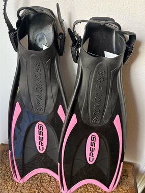Cressi Women’s Black & Pink Snorkel Fins with Adjustable Strap